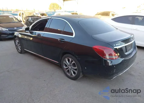 2017 Mercedes-Benz C 300 z USA, uszkodzony, nr VIN 55SWF4JB9HU188514